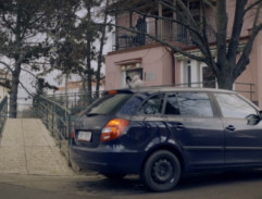 Před domovem důchodců