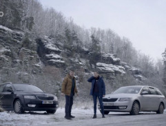 Parkoviště pod skalami