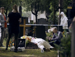 Mrtvola na hřbitově