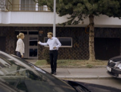 Před bydlištěm Romany Kašparové