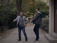 Před Hodrovým bydlištěm