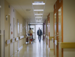 Mjr. Vondráček na chodbě