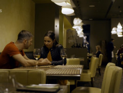 Dvojice ve vinárně