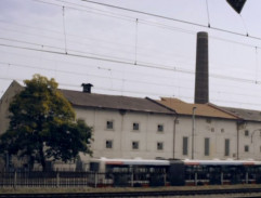 Továrna za kolejemi