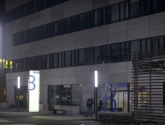 Před policejní budovou