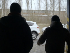 Před tovární halou