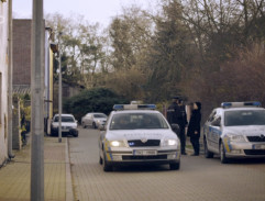 Policie před vilou