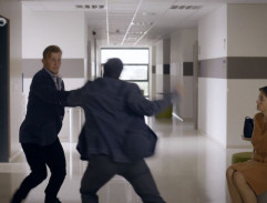 Bitka na chodbě porodnice