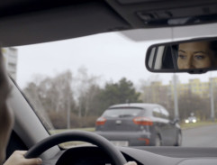 Kpt. Májová v autě