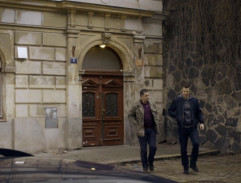 Před bydlištěm Lomeckého