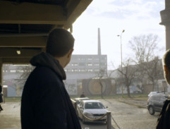 Před galerií Davida Macha