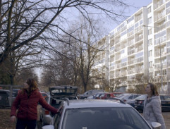 Před bydlištěm Mili