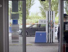 Kovář před benzinkou