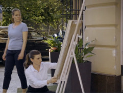 U vchodu do restaurace