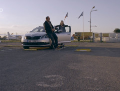 Parkoviště před letištěm