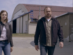 Policisté před hangárem