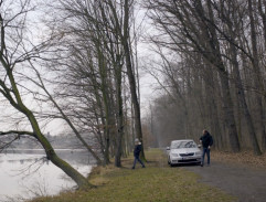 Policisté u rybníka