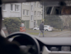 Před bydlištěm Karla Volfa