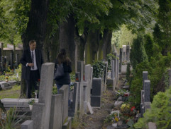 Sledování na hřbitově 2