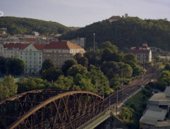 U železničního nadjezdu