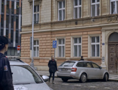 Před bydlištěm Karolíny Langrové