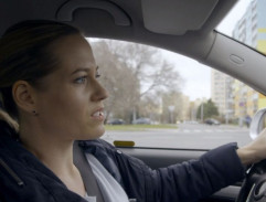 Kpt. Májová v autě 3