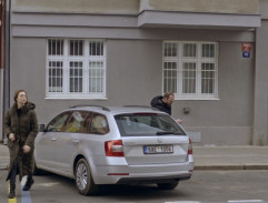 Policisté před hospodou