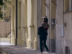 Julie Strnadová před domem