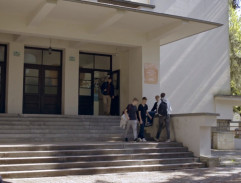 Hubert Štolfa před školou