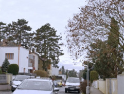 Před vilou Maděrových