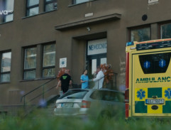 Před vchodem do nemocnice