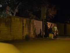 Před domem radního