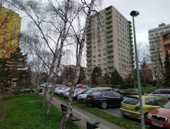 Na střeše paneláku