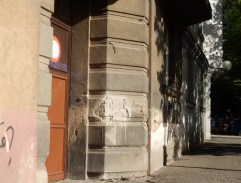 Před Hasilovým bydlištěm