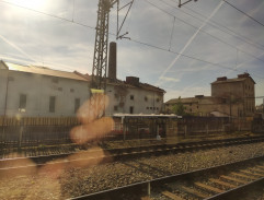 Továrna za kolejemi