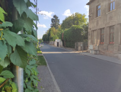 Příjezd k lékárně