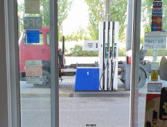 Kovář před benzinkou