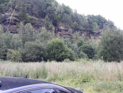 Parkoviště pod skalami