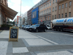 Příjezd policistů k restauraci