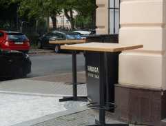 U vchodu do restaurace