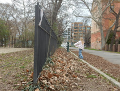 U dětského hřiště