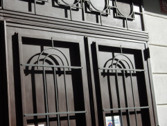 Před muzeem drahých kamenů