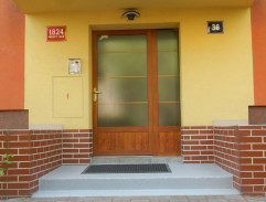 Před bydlištěm Konopkových