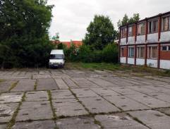 Příjezd policie k ubytovně