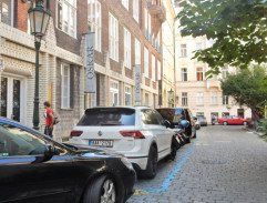 Před kadeřnictvím