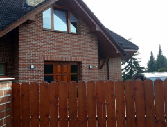 Před domem Valentových