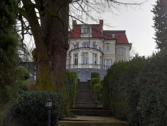 Schodiště před hotelem