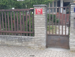 Před bydlištěm Dušana Přibyla