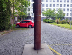 U vchodu do nemocnice