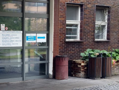 U vchodu do nemocnice 2